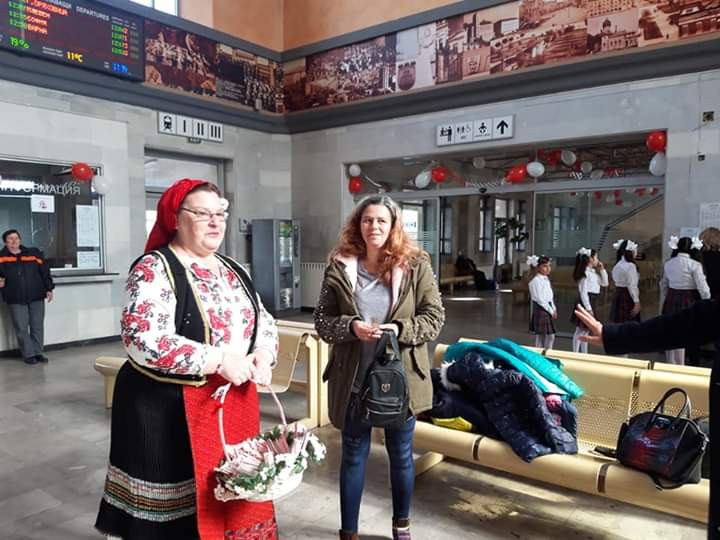 Баба Марта посрещна с мартеници пътниците в гара Плевен
